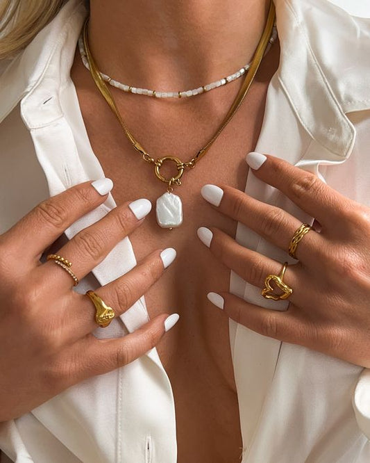  To catch signs of jewelry damage early, make it a habit to inspect your pieces regularly. Pay close attention to loose stones, scratches, tarnishing, or any signs of wear.